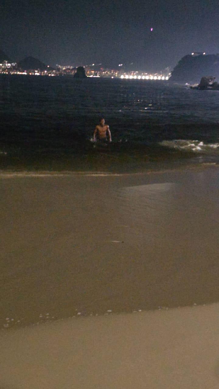 Homem foi capturado após desistir da fuga pelo mar. Foto : Reprodução / Redes sociais