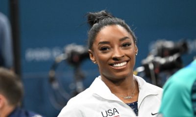Simone Biles sorrindo após conquistar medalha de ouro nas Olimpíadas de Paris