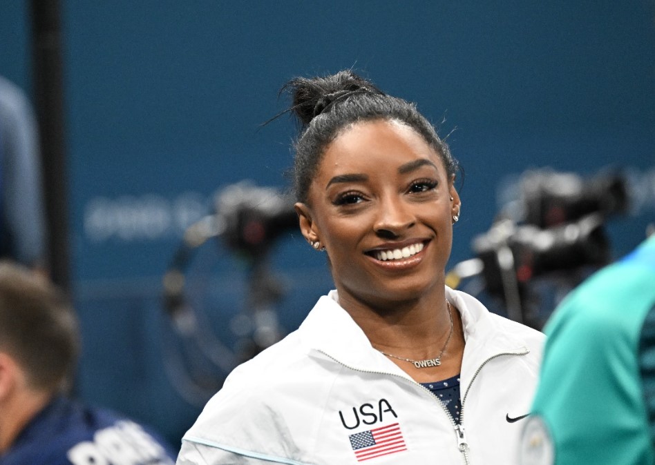 Simone Biles sorrindo após conquistar medalha de ouro nas Olimpíadas de Paris