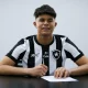 Bruninho assina com o Botafogo (Foto: Divulgação/Botafogo FR)