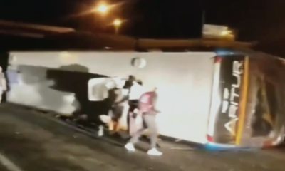 Ônibus com torcida do Vasco tomba em estrada
