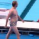Homem em sunga colorida durante as competições de natação das Olimpíadas de Paris 2024