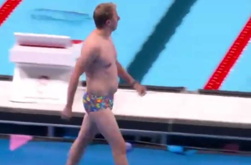 Homem em sunga colorida durante as competições de natação das Olimpíadas de Paris 2024