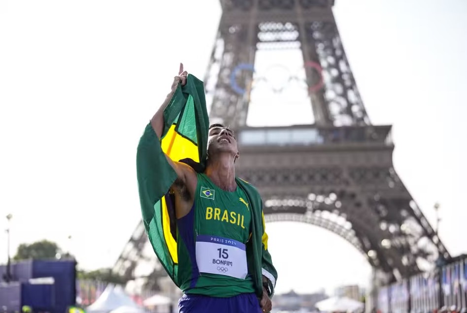 Caio Bonfim ganha medalha de prata nas Olimpíadas de Paris.