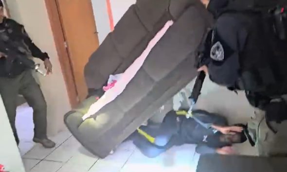 Foragido da Justiça é preso escondido embaixo de sofá no RJ