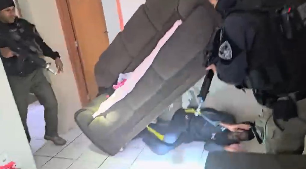 Foragido da Justiça é preso escondido embaixo de sofá no RJ