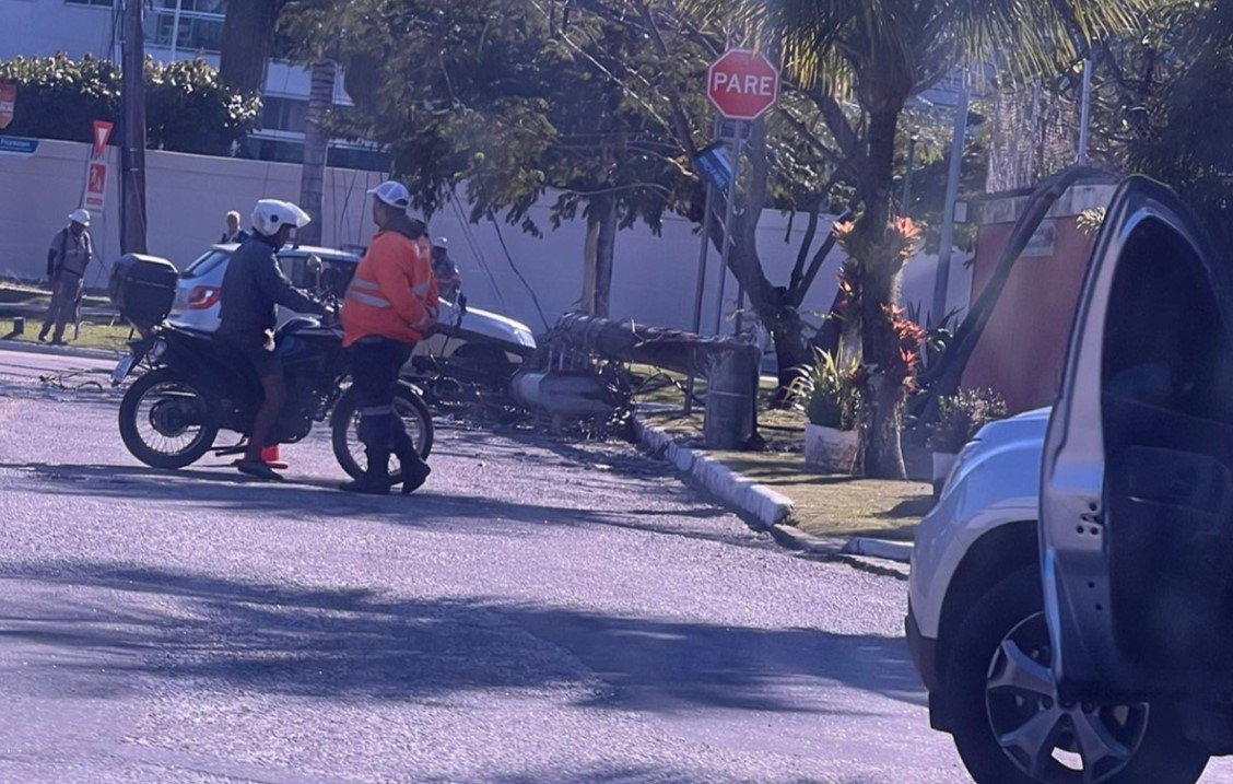 Ciclista morre após ser atingido por poste