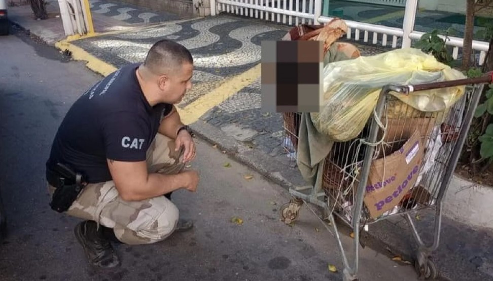 Corpo é encontrado em carrinho de supermercado em Niterói