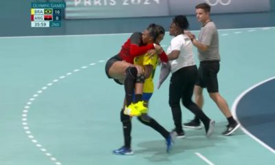 jogadora brasileira de handball carrega adversária lesionada durante jogo