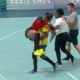 jogadora brasileira de handball carrega adversária lesionada durante jogo