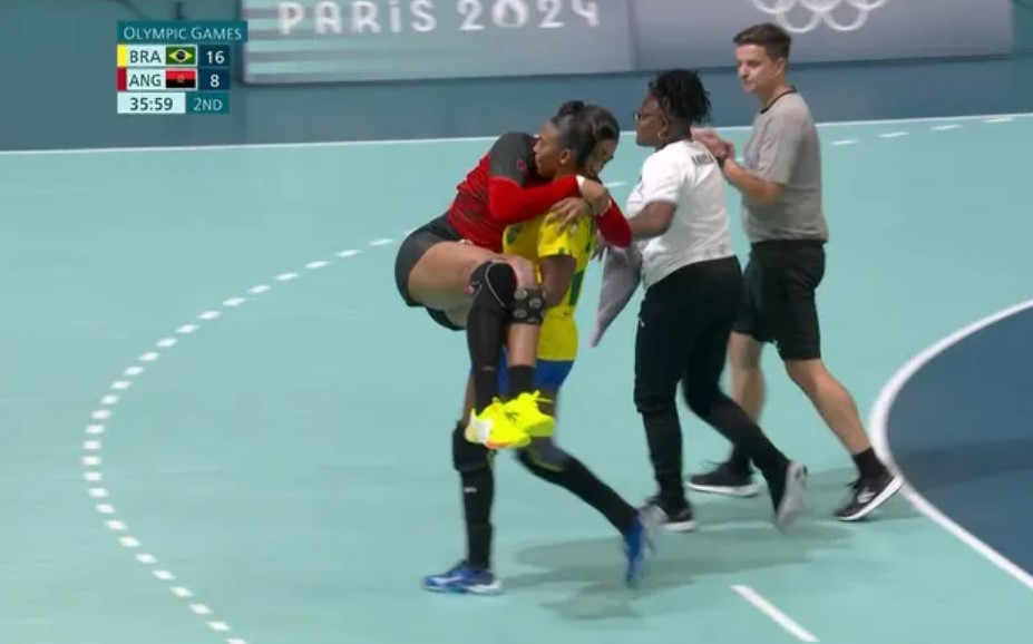 jogadora brasileira de handball carrega adversária lesionada durante jogo