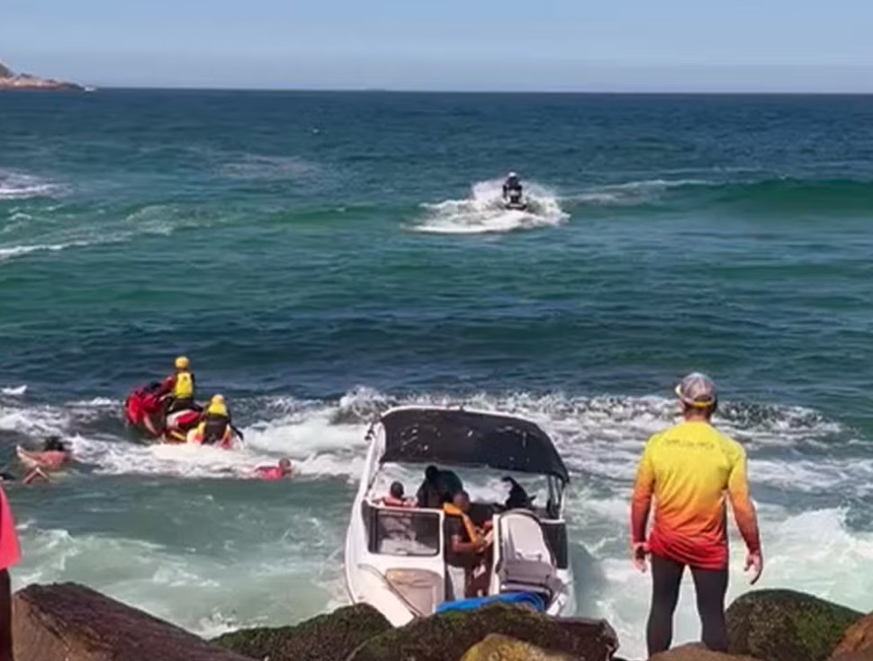 Lancha com 11 pessoas bate em pedras no Quebra-Mar da Barra da Tijuca Lancha com 11 pessoas bate em pedras no Quebra-Mar da Barra da Tijuca 