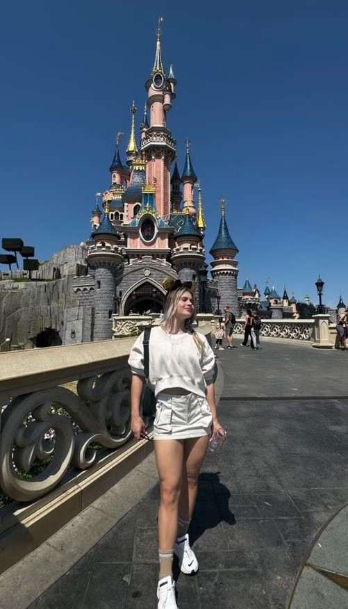 Luana Alonso em visita a Disney de Paris