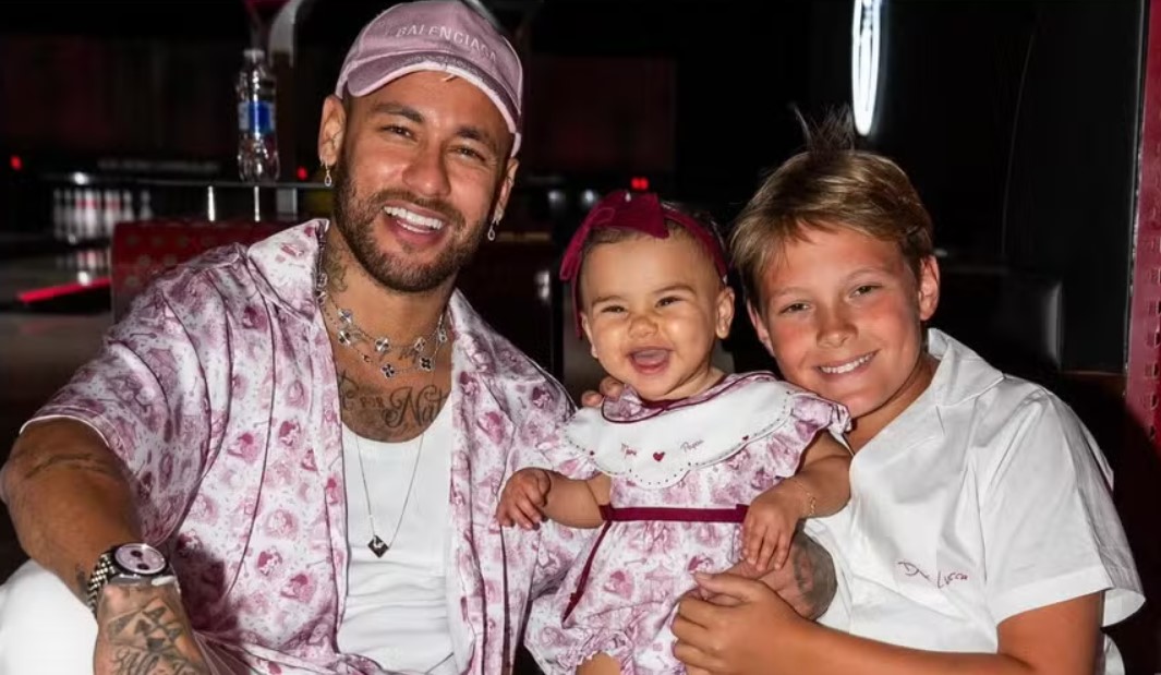 Neymar ao lado dos filhos