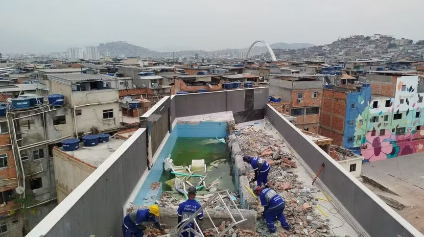 Operação de demolição no Complexo da Maré