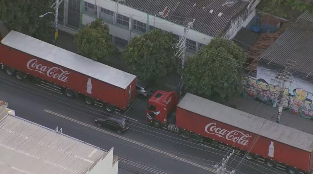 PM recupera carga de R$ 125 mil de refrigerantes na Zona Norte do Rio