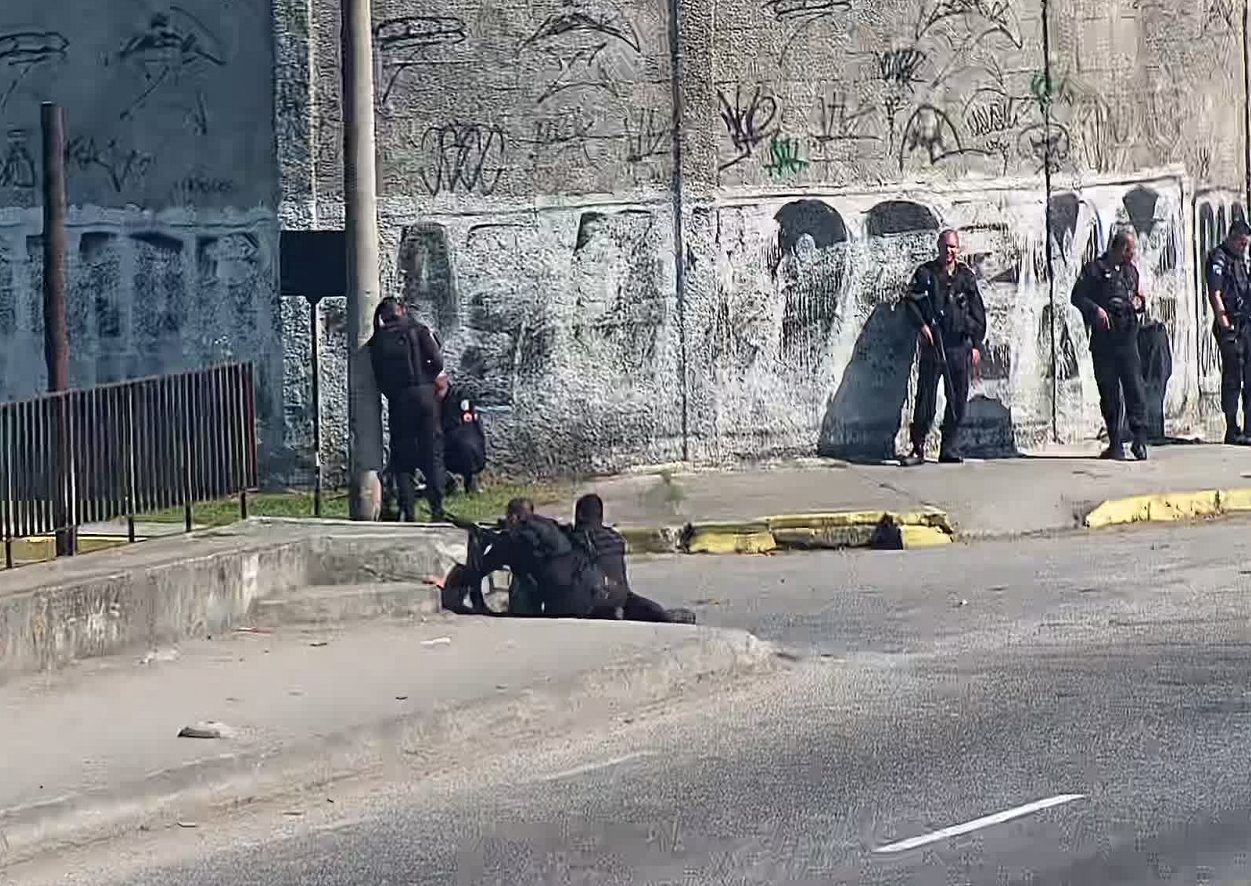 Tiroteio fecha Avenida Brasil.