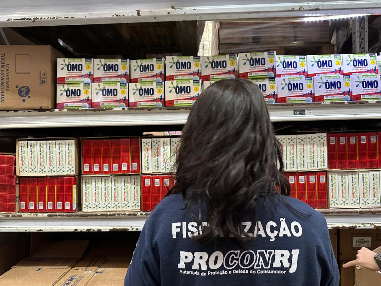 Fiscais do Procon-RJ apreenderam cerca de 30 toneladas de sabão em pó falsificado. Foto : Divulgação Procon