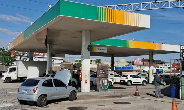 Tiroteio em posto de gasolina assusta motoristas na Rodovia Presidente Dutra.