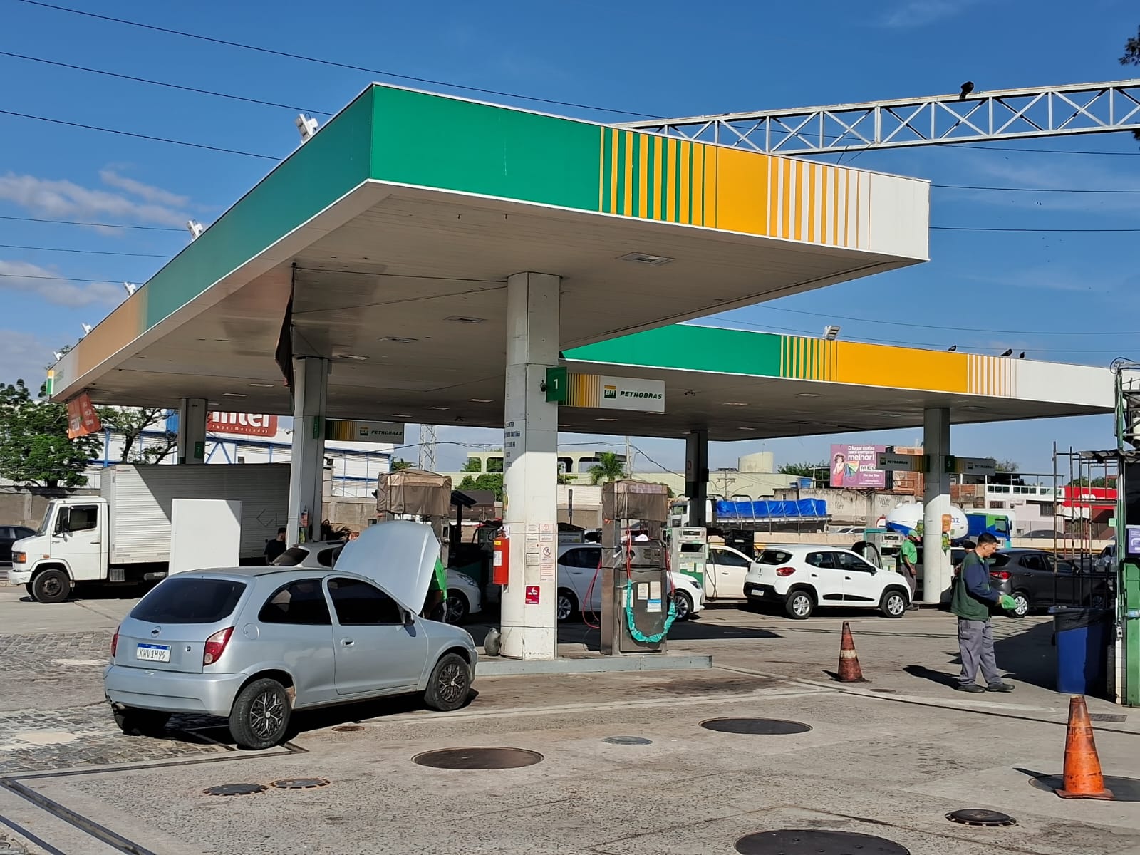 Tiroteio em posto de gasolina assusta motoristas na Rodovia Presidente Dutra.