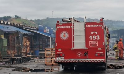 Incêndio destrói lojas no Ceasa de São Gonçalo.