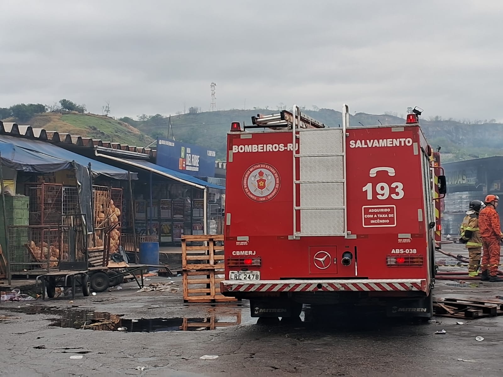 Incêndio destrói lojas no Ceasa de São Gonçalo.