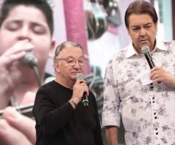 Caçulinha e Fausto Silva no palco do "Domingão do Faustão", programa onde Caçulinha foi o líder da banda por 25 anos.