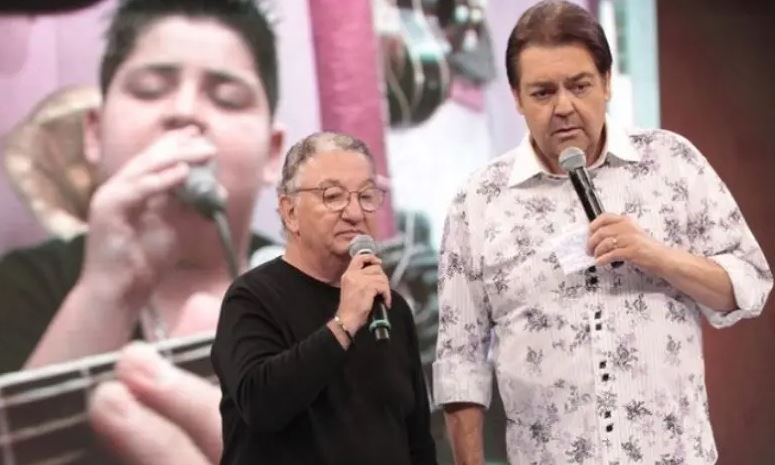 Caçulinha e Fausto Silva no palco do "Domingão do Faustão", programa onde Caçulinha foi o líder da banda por 25 anos.