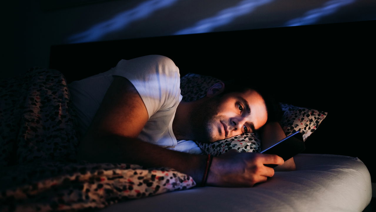 CUIDADO! Sua qualidade de sono está sendo afetada pelo uso excessivo de celulares antes de dormir