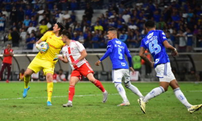 Cruzeiro intensifica busca por centroavante após lesão de Juan Dinenno