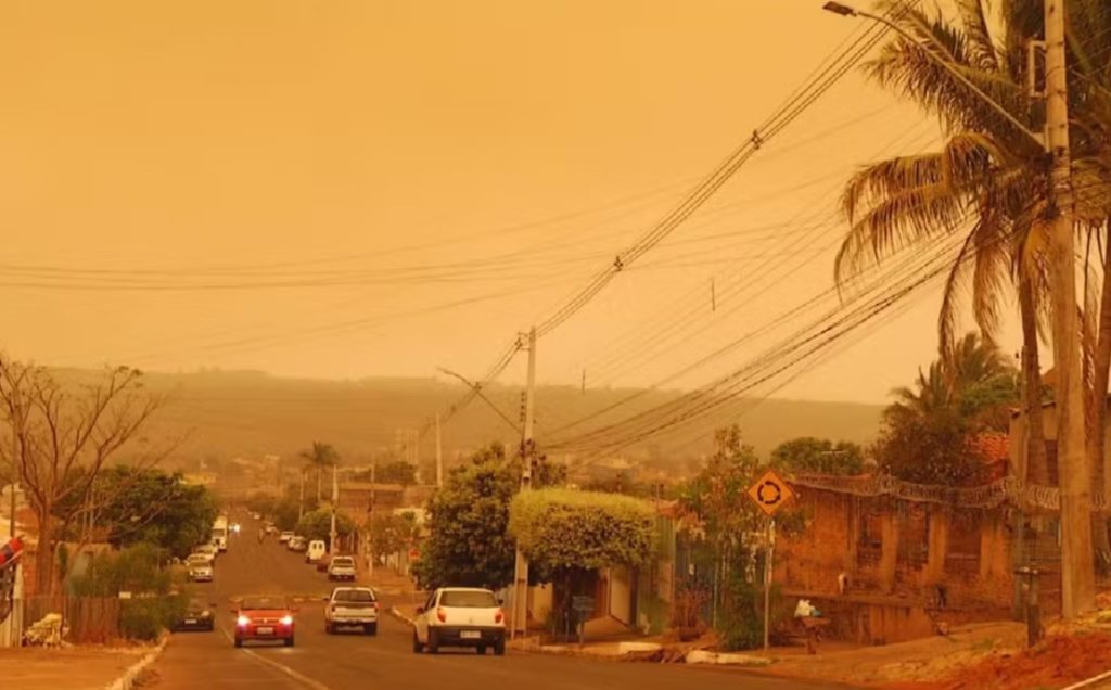 Céu laranja em Jataí, Goiás.