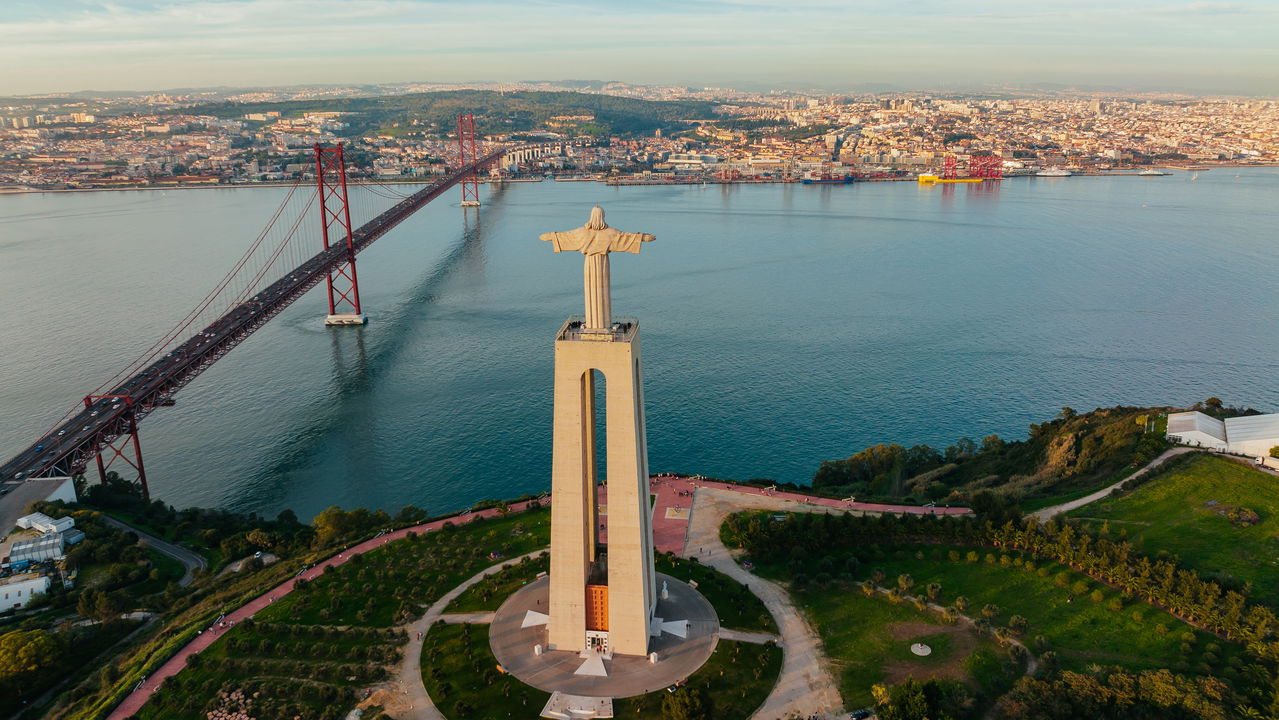 Estátua de Cristo, em Almada, Portugal