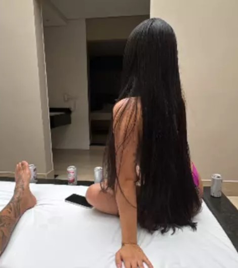 Gato preto posta foto com mulher em motel