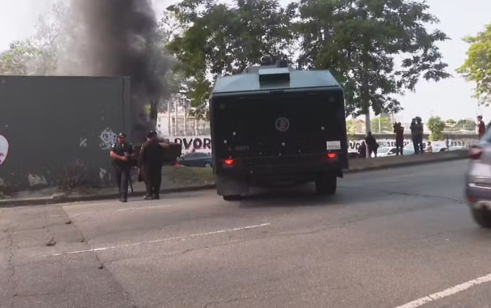 Polícia utilizar bombas de efeitos moral para reintegração da Uerj