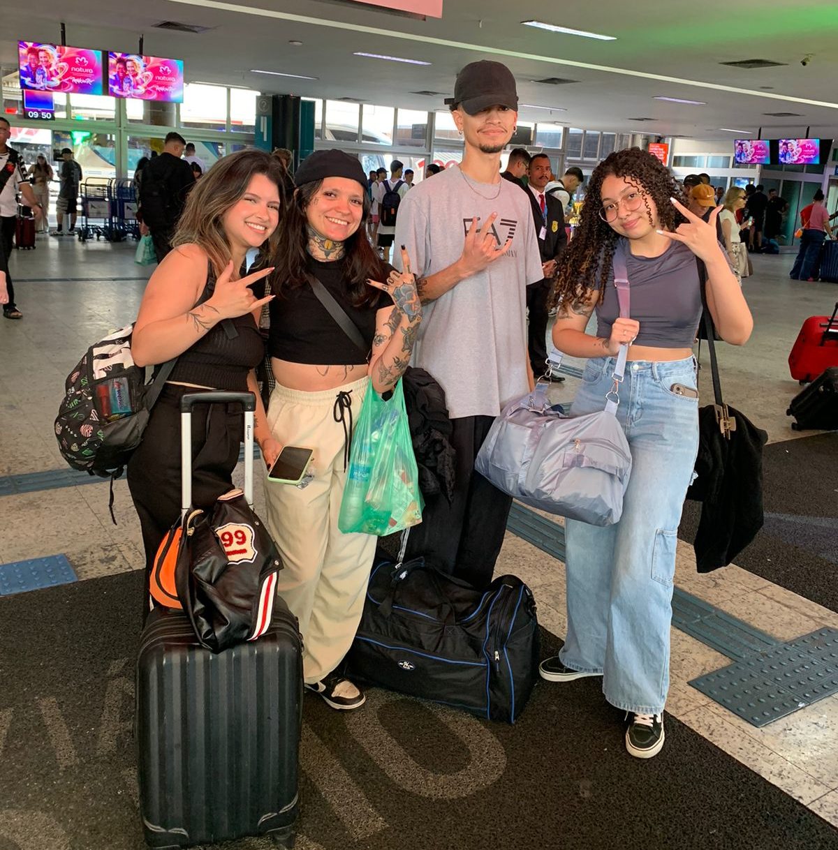 Grupo de amigos chegam ao Rio para curtir o Rock in Rio.