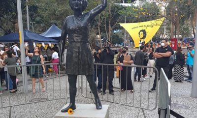 Estátua de Marielle Franco e a placa no Centro do Rio.