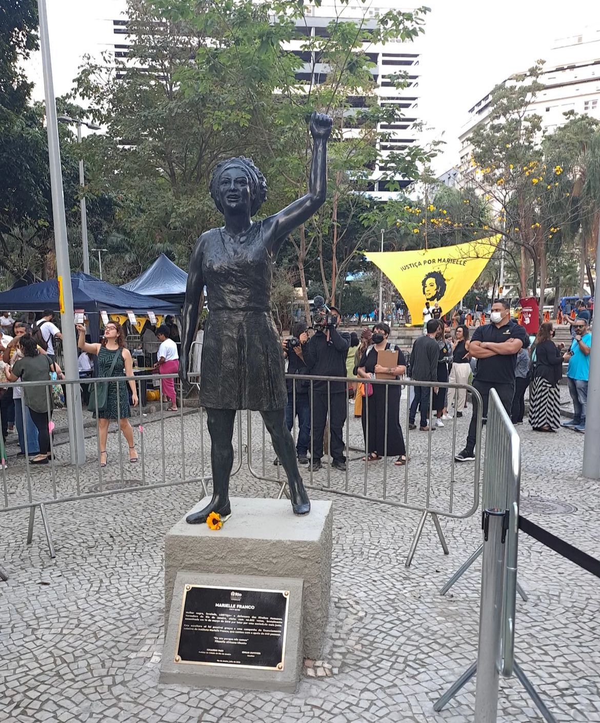 Estátua de Marielle Franco e a placa no Centro do Rio.