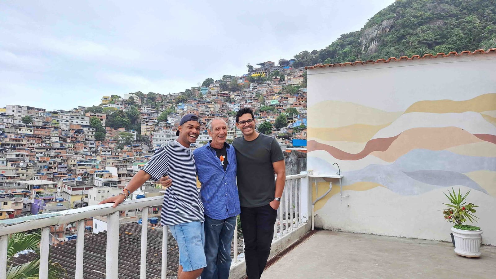 Juan Paiva e Renan Monteiro, destaques na novela da TV Globo Renascer e crias do Nós do Morro, com Guti Fraga, um dos fundadores do Grupo.