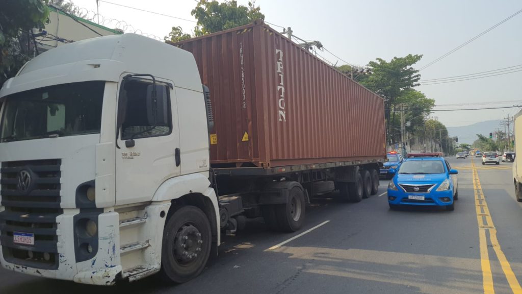 Motorista de caminhão é sequestrado na Linha Amarela e levado para a Maré