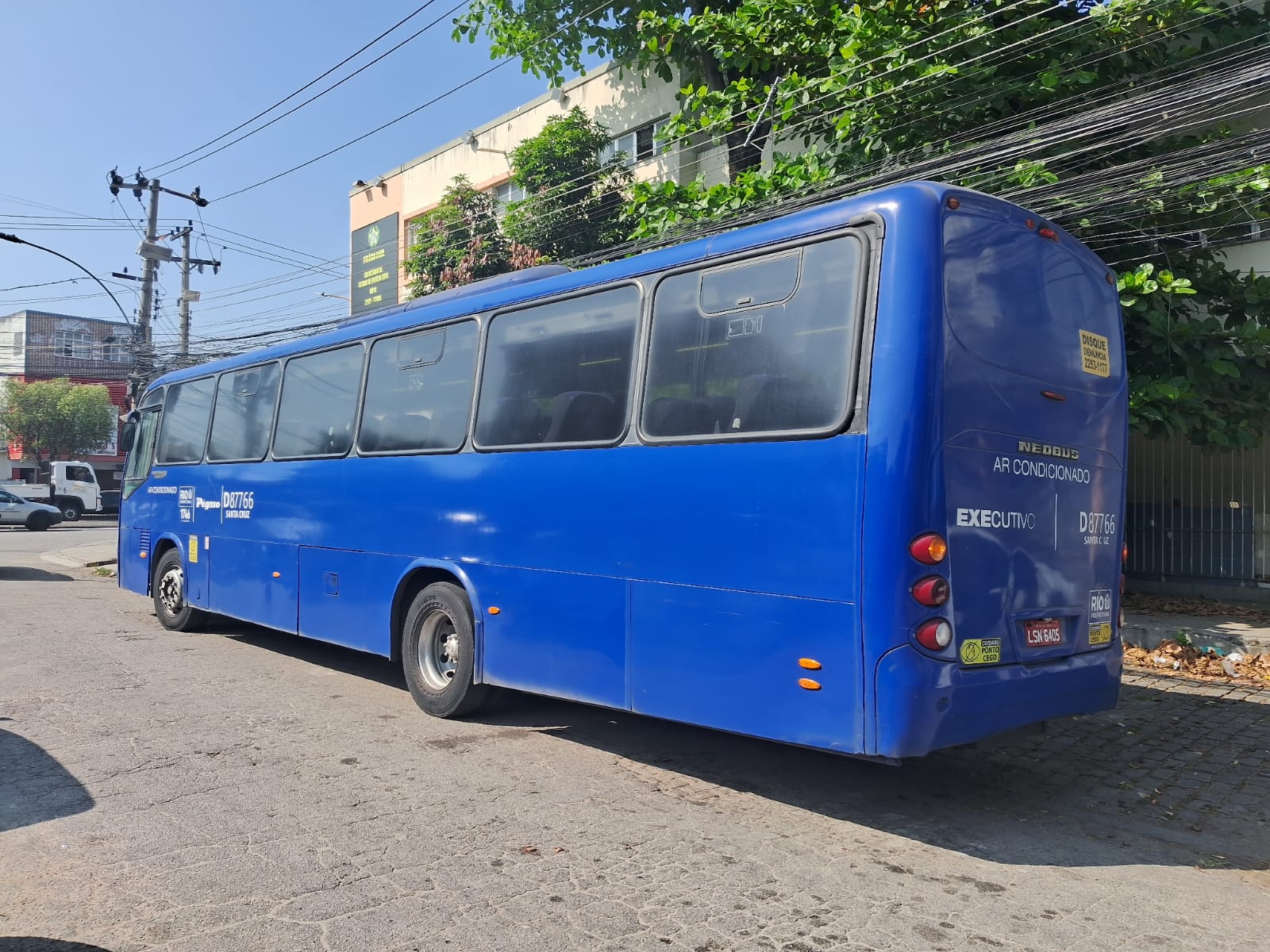 Criminosos armados roubam ônibus executivo com 30 passageiros no Rio