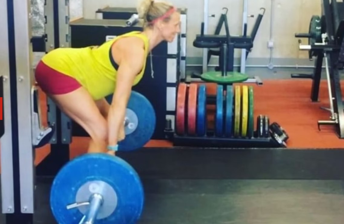 Professora fica paralisada após agachamento com barra de 120kg.