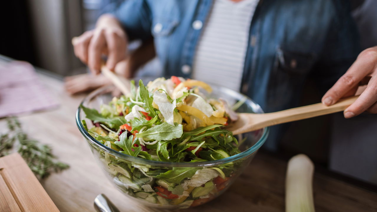 Descubra os efeitos na sua saúde ao consumir salada diariamente