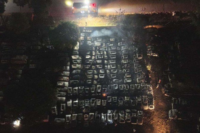 Incêndio intencional destrói 168 carros em garagem