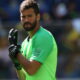 Alisson é desfalque para o Liverpool! Goleiro sofre lesão na coxa direita