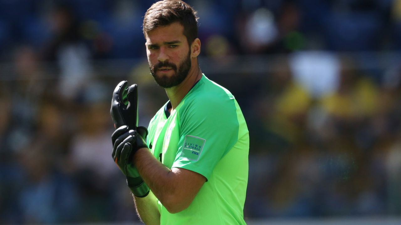 Alisson é desfalque para o Liverpool! Goleiro sofre lesão na coxa direita