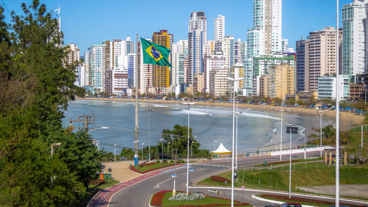 Sol, mar e… chuva? Confira a previsão para Balneário Camboriú hoje!