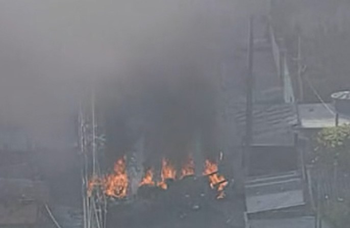 Barricadas em chamas no morro da Serrinha.