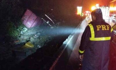 Sete atletas de remo morrem em acidente entre van e carreta no Paraná