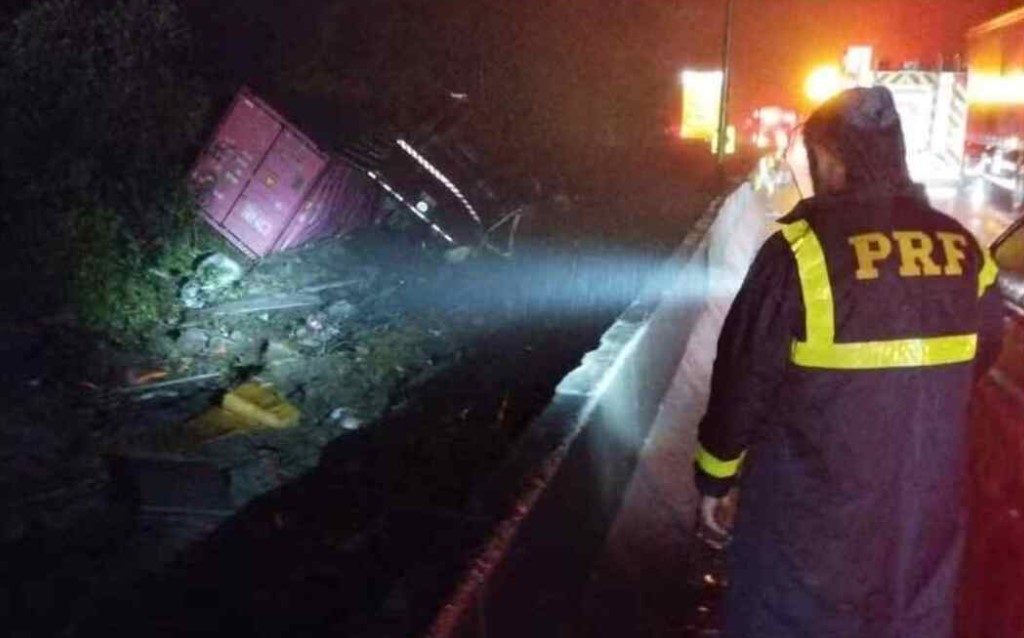 Sete atletas de remo morrem em acidente entre van e carreta no Paraná