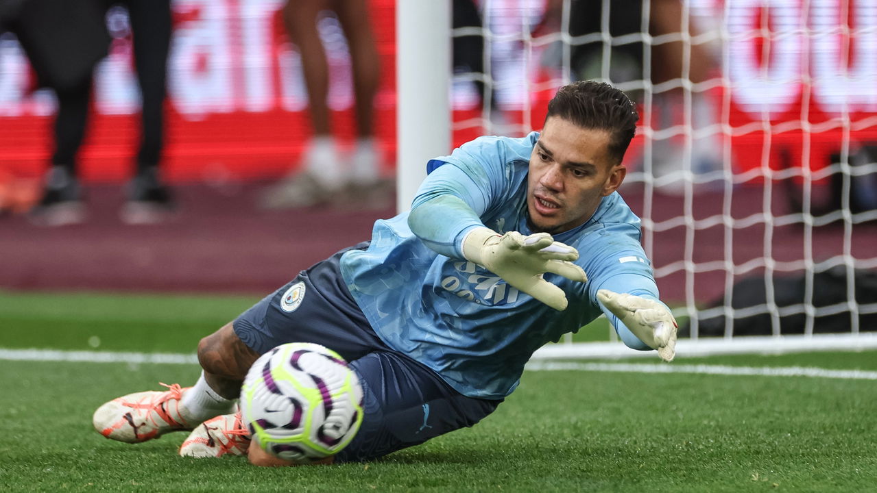 Ederson fala sobre interesse saudita e motivos para continuar no Manchester City